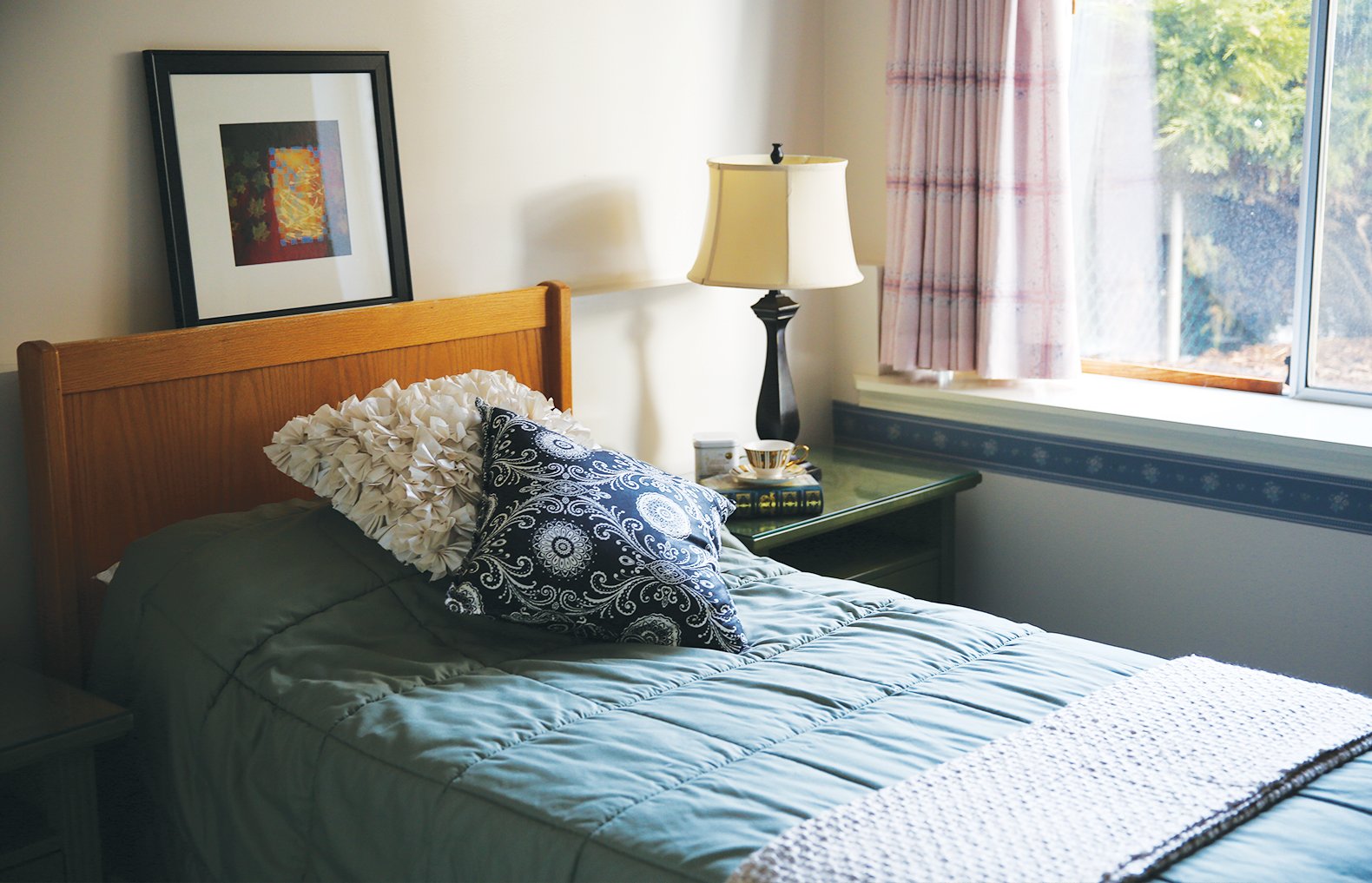 Mill Lake bedroom with large window and single bed